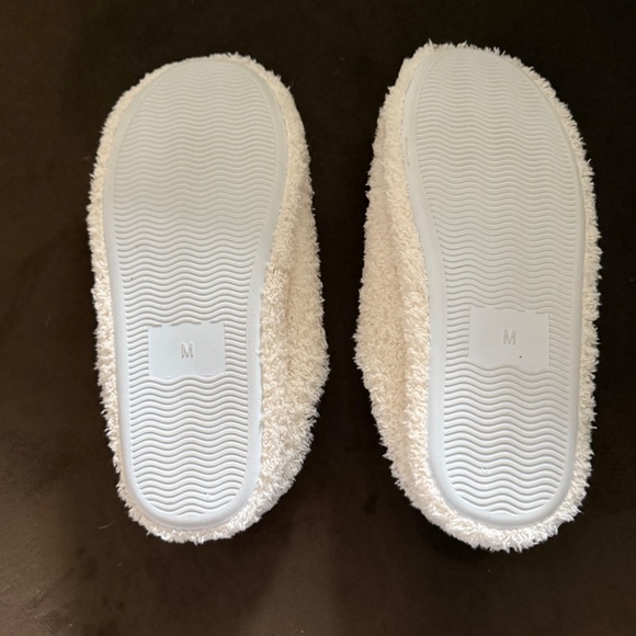 Smiley Face Medium White and Yellow Plush Slippers NWOT - Picture 2 of 4